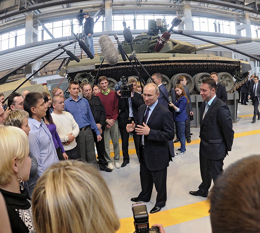 Президент России Владимир Путин (в центре) во время посещения Научно-производственной корпорации &amp;quot;Уралвагонзавод&amp;quot;