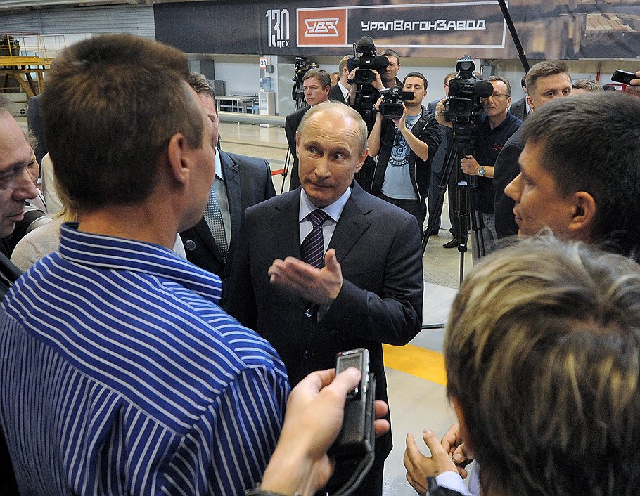 Президент России Владимир Путин (в центре) во время посещения Научно-производственной корпорации &amp;quot;Уралвагонзавод&amp;quot;