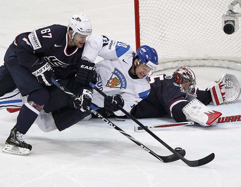 Янне Песонен (в бело-голубой форме) и его партнеры по сборной Финляндии вырвали победу у команды США за 9 секунд до конца третьего периода 