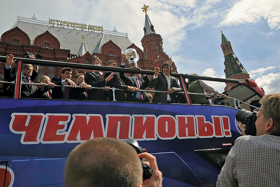 Спустя 10 дней после завершения чемпионата мира по хоккею его главный трофей наконец увидела московская публика