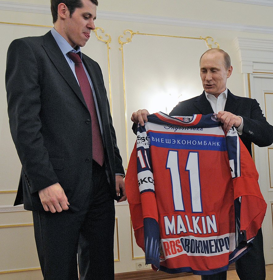 Главный герой последнего чемпионата мира Евгений Малкин подарил свой свитер главному герою последних президентских выборов в России