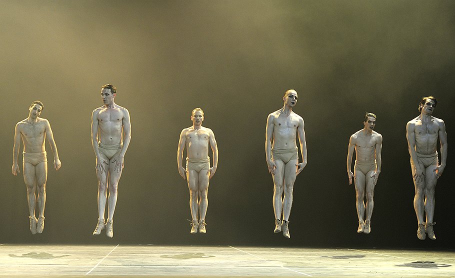 Номер с прыгающими мальчиками — новый балетный шлягер, который скоро растащат по концертам