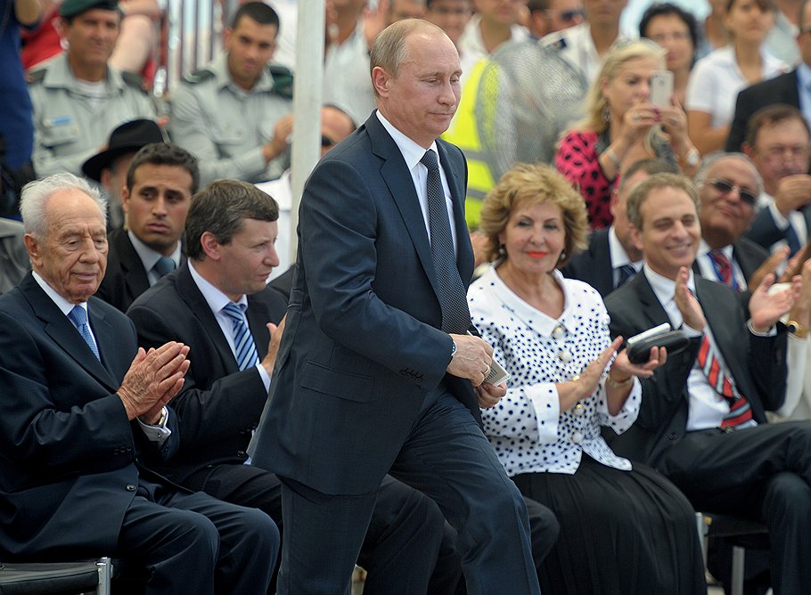 Президент России Владимир Путин (в центре) и президент Израиля Шимон Перес (слева) на церемонии открытия в городе Нетания мемориала Победы Красной армии над фашистской Германией