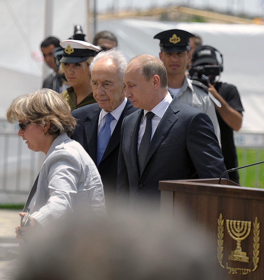 Президент России Владимир Путин (справа) и президент Израиля Шимон Перес (в центре) на церемонии открытия в городе Нетания мемориала Победы Красной армии над фашистской Германией