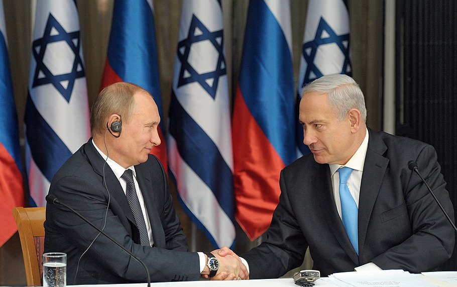 Президент России Владимир Путин (слева) и премьер-министр Израиля Биньямин Нетаньяху (справа) во время заявления для прессы в резиденции премьер-министра Израиля