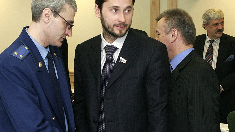 Сергея Кравченко (в центре) в преднамеренном банкротстве обвинили заочно