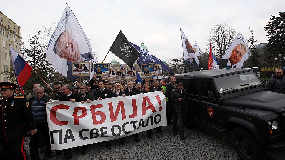 Сербские националисты напомнили руководству республики о ее приоритетах (надпись на растяжке &amp;quot;Сербия превыше всего&amp;quot;)