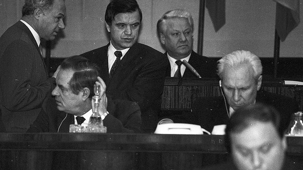 Конституционный кризис, который сделал врагами Руслана Хасбулатова и Бориса Ельцина (в центре), начался, после того как Верховный совет отказался утвердить Егора Гайдара (справа) на посту премьер-министра