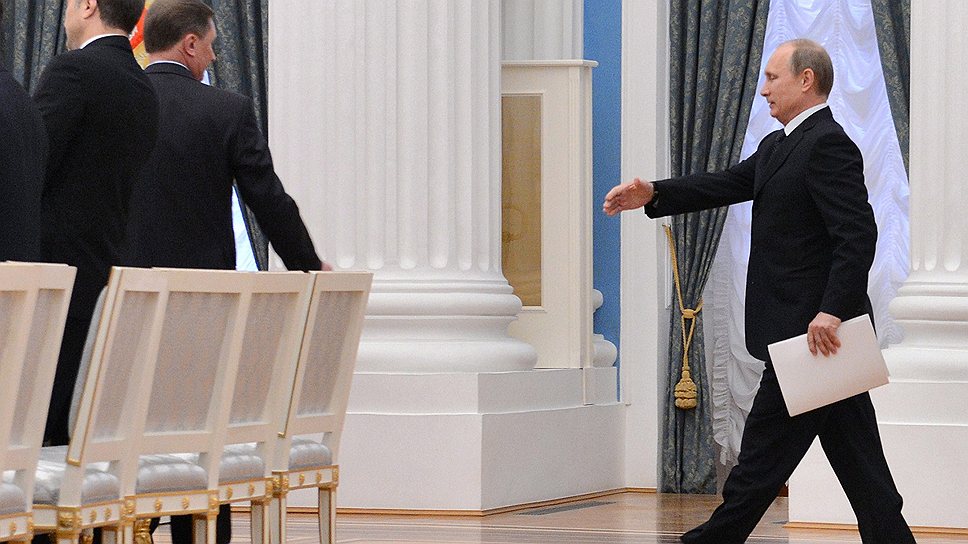 Президент России Владимир Путин пришел на помощь правительству, хотя оно на нее меньше всего рассчитывало