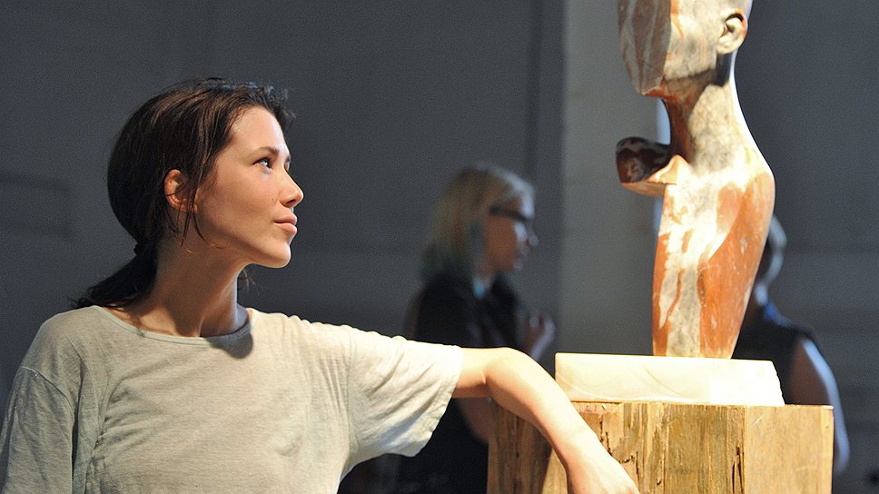 Участница Венецианской биеннале 2011 года Анна Титова (на фото) на выставке &amp;quot;Ритуалы сопротивления&amp;quot; в &amp;quot;Проекте “Фабрика”&amp;quot; сталкивает благородный мрамор и грубую ткань