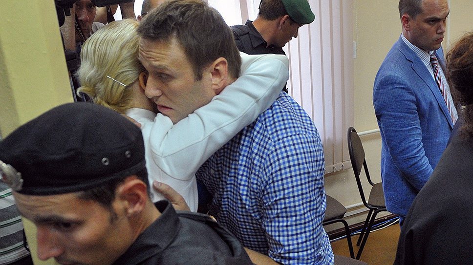 Во время чтения приговора Алексей Навальный выглядел уверенно и даже шутил, но после приговора был несколько сдержаннее