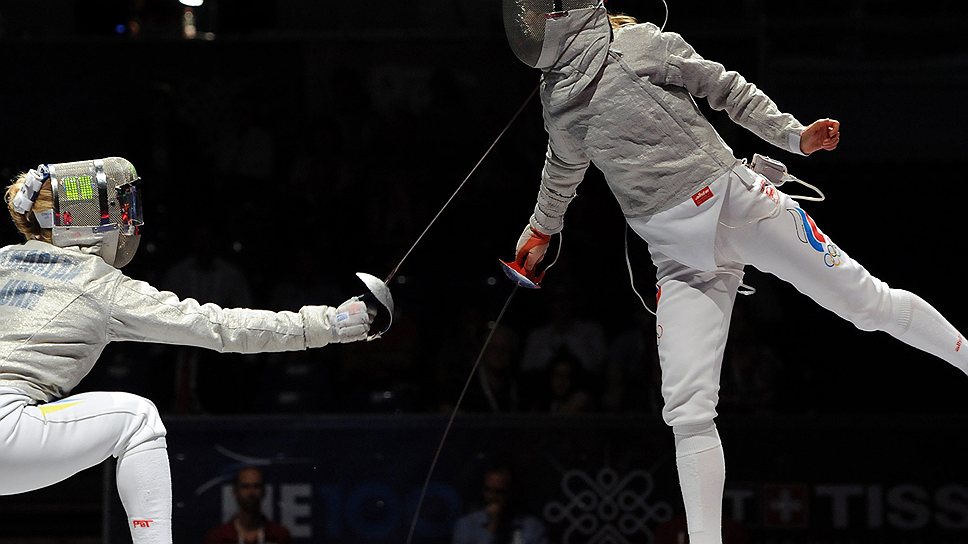 Последнюю награду на богатом на них чемпионате мира в Будапеште сборной России принесли саблистки (справа — Екатерина Дьяченко)