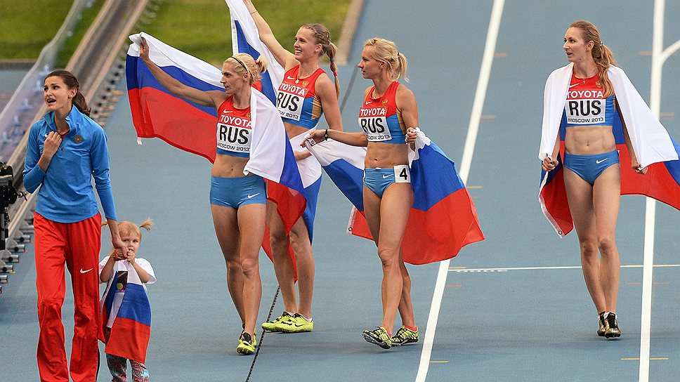 XIV Чемпионат мира по легкой атлетике. День восьмой. Российские спортсменки слева направо: Анна Чичерова с дочерью, Антонина Кривошапка, Ксения Рыжова, Юлия Гущина, Татьяна Фирова на стадионе &quot;Лужники&quot;