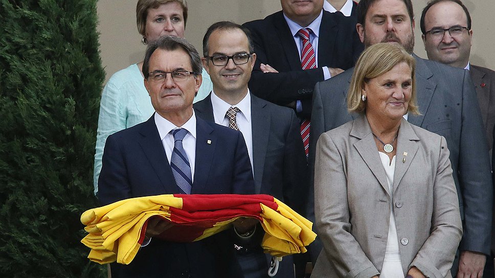 Согласно испанскому законодательству, правом объявлять о проведении референдума обладает только центральное правительство. Чтобы вынести на голосование вопрос о независимости Каталонии, ее лидеру Артуру Масу (слева) пришлось спрашивать разрешение у Мадрида