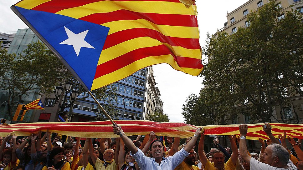 1,5 млн каталонцев (всего в автономии живут 7,5 млн человек — это примерно 17% населения Испании) выстроились в живую цепь, которая растянулась на 400 км