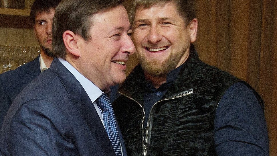 Александр Хлопонин (слева) посмеялся в жилетку Рамзана Кадырова (справа)