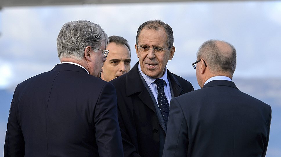 Близость прорыва на переговорах с Тегераном заставила главу МИД РФ Сергея Лаврова (в центре) срочно поменять свои планы и вылететь в Женеву