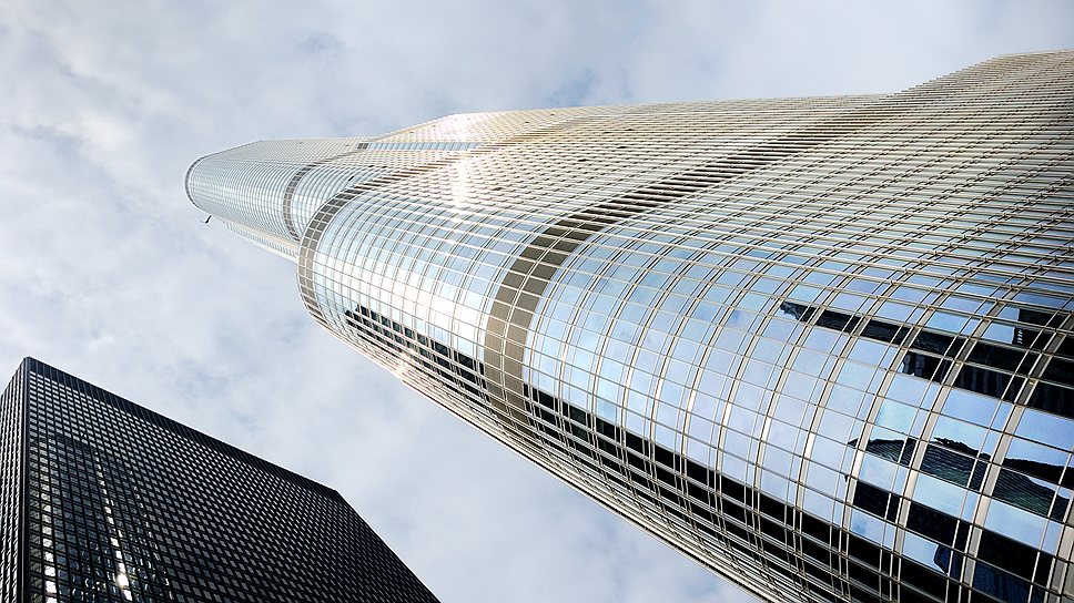 В 2001 году Дональд Трамп объявил, что небоскреб  Trump Tower Chicago станет самым высоким в мире, но после террористических актов 11 сентября его высотность была снижена. Сегодня 92-этажная Trump Tower Chicago достигает 423 метра без шпиля. Для сравнения число этажей самого высокого небоскреба Burj Khalifa (828 м)  в Дубае достигает 163