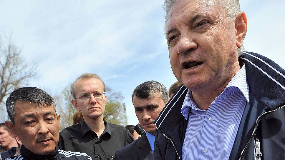 Следственные органы утверждают, что схватили мэра Астрахани Михаила Столярова за руку 