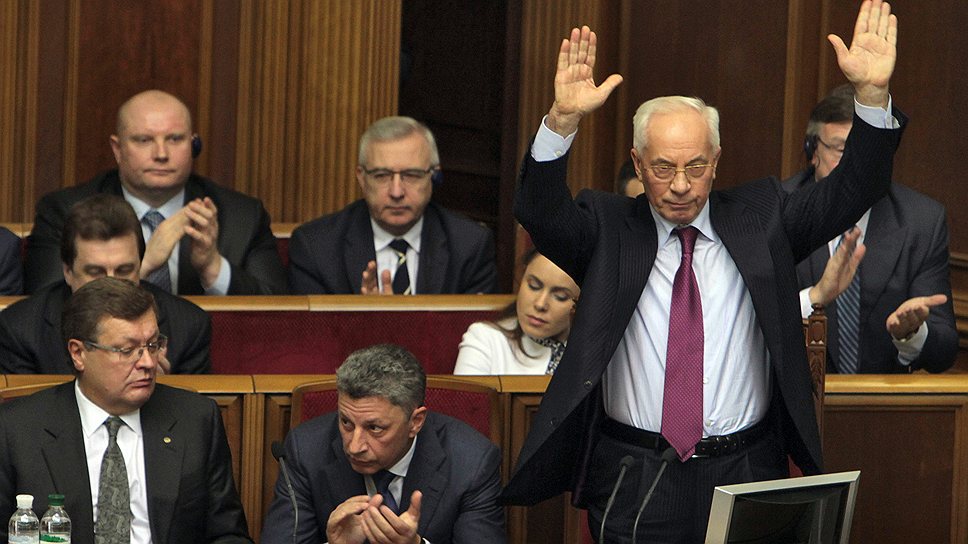 Украинская оппозиция так и не дождалась капитуляции от премьер-министра Николая Азарова (справа)