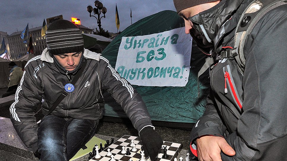 Участники акций протеста в Киеве надеются, что следующим ходом США и ЕС станет включение противников евроинтеграции в черные списки