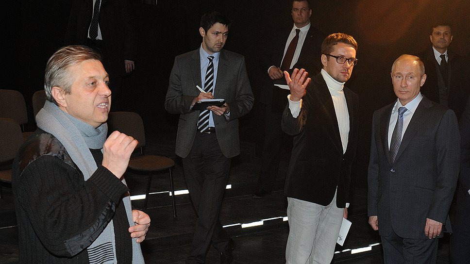 Владимиру Путину (справа) было о чем поговорить с театральными деятелями, в том числе и художественным руководителем Псковского театра драмы Василием Сениным (слева) 