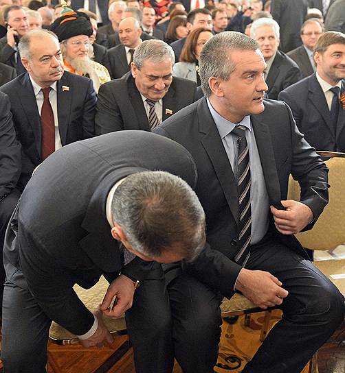 Спикер крымского Госсовета Владимир Константинов (слева) и премьер Сергей Аксенов (справа) считают, что Крым должен остаться парламентской республикой, но ее руководителя можно назначать по представлению президента 