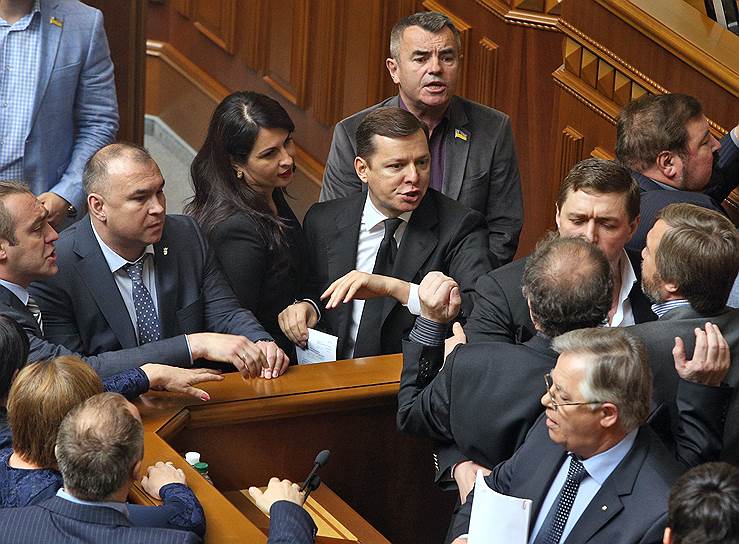 Народный депутат Верховной Рады Украины (ВРУ) VII созыва, лидер фракции Коммунистической партии Украины Петр Симоненко (справа) во время заседание ВРУ, на котором председатель Верховной Рады Украины Александр Турчинов лишил его права на выступление за &amp;quot;ложные слова о событиях в Мариуполе Донецкой области&amp;quot;