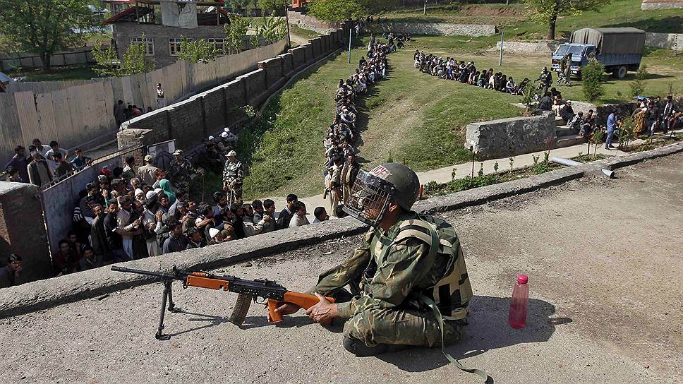 В проблемных регионах, включая пограничный с Пакистаном штат Джамму и Кашмир, для обеспечения безопасности избирателей пришлось использовать армию 