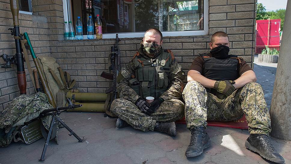 Власти &amp;quot;Донецкой народной республики&amp;quot; не смущает, что их активисты (на фото — ополченцы на блокпосту у Славянска)  контролируют далеко не всю территорию региона