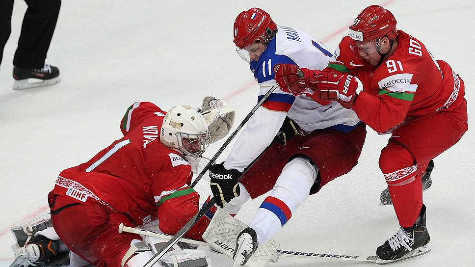 В матче против белорусов за сборную России впервые на нынешнем чемпионате мира сыграл один из лучших форвардов НХЛ Евгений Малкин (в центре)