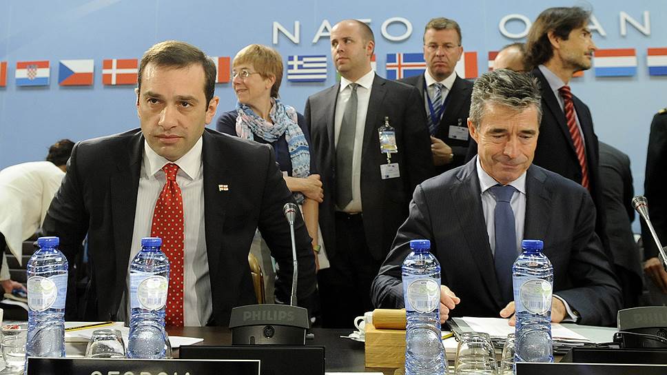 Министр обороны Грузии Ираклий Аласания и генсек НАТО Андерс Фог Расмуссен 