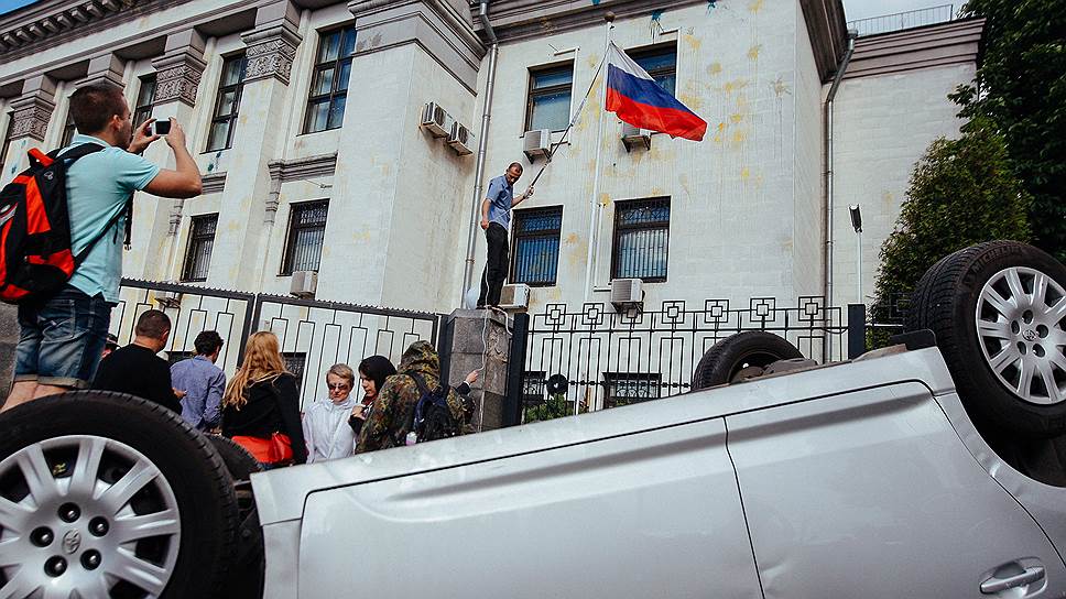 Как было совершено нападение на российское посольство на Украине