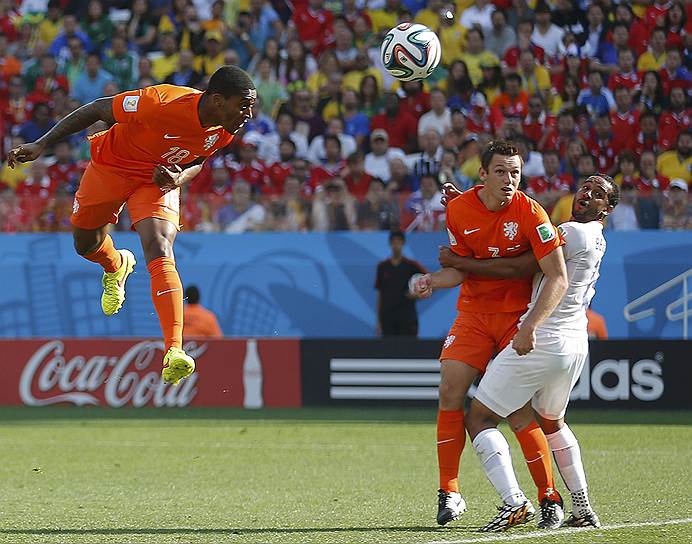 Полузащитник сборной Голландии Лерой Фер (слева) забивает первый мяч в ворота чилийской команды