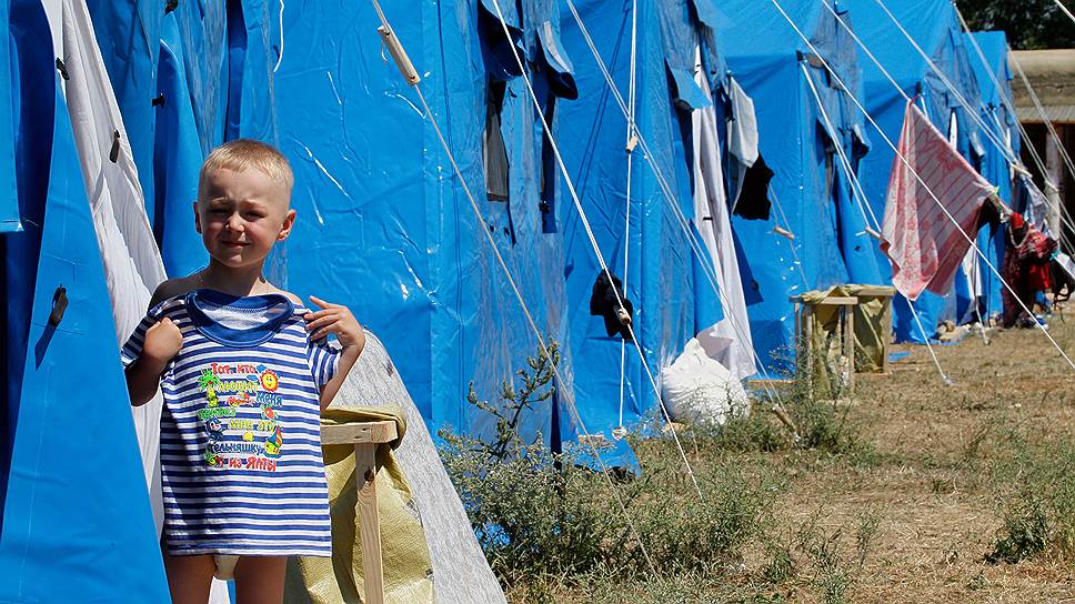 В отделения ФМС за консультациями по вопросам длительного пребывания в РФ обратились уже более 100 тыс. вынужденных переселенцев с Украины. На фото — лагерь беженцев в Севастополе