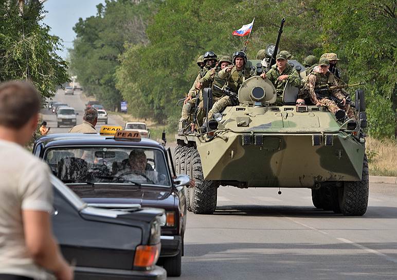 Политическая ситуация на Украине. Военнослужащие на бронетранспортере на контрольно-пропускном пункте в Донецке (Ростовская область)