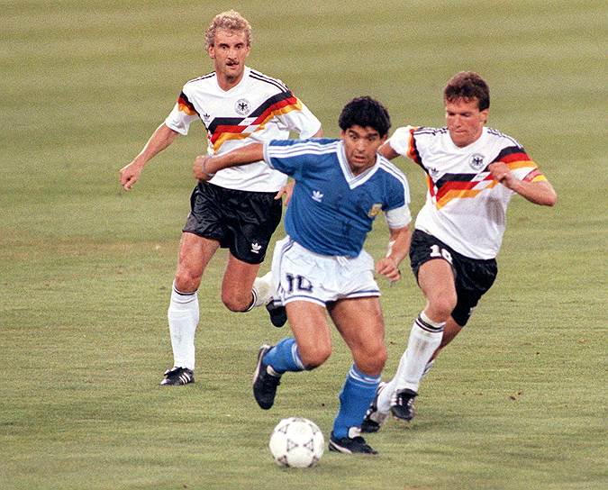 В последний раз в финалах чемпионатов мира сборные Аргентины и Германии встречались 24 года назад: тогда даже великий Диего Марадона (с мячом) не помог аргентинцам победить