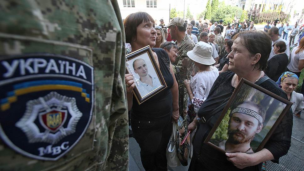 К пикетам родственников активистов, погибших на Майдане (на фото), теперь добавились протесты жен и матерей солдат, воюющих на востоке страны