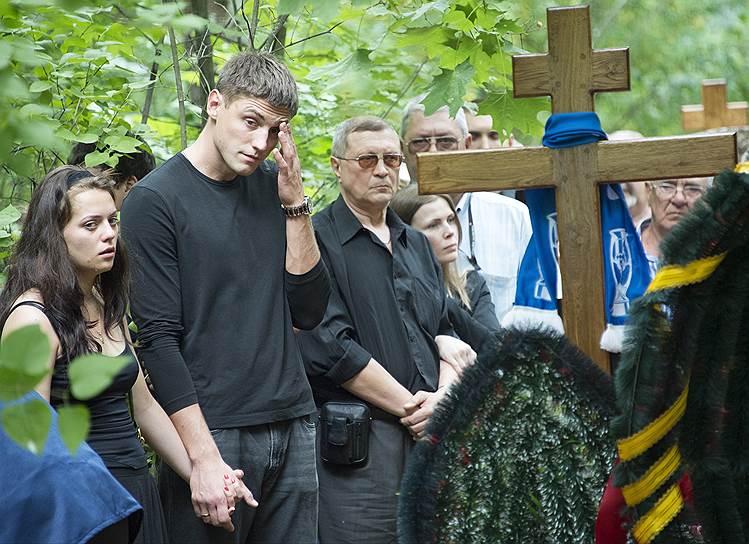 Баскетболист Вадим Панин (второй слева) похоронил отца, погибшего в аварии в Московском метрополитене