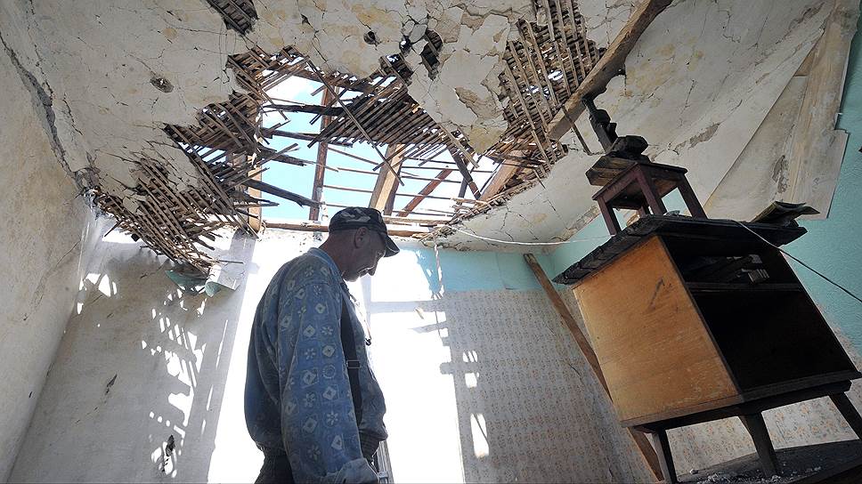 Политическая ситуация на границе России и Украины. Местный житель в своем разрушенном доме в поселке Власовка
