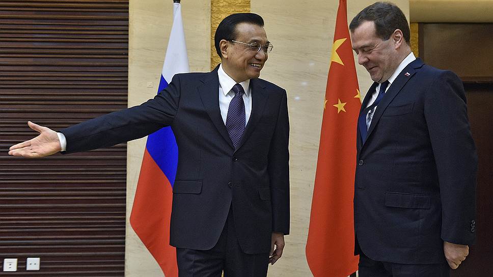 Премьер Государственного совета Китайской народной республики (КНР) Ли Кэцян (слева) и председатель правительства России Дмитрий Медведев (справа) во время встречи перед заседанием Совета глав правительств государств-членов ШОС