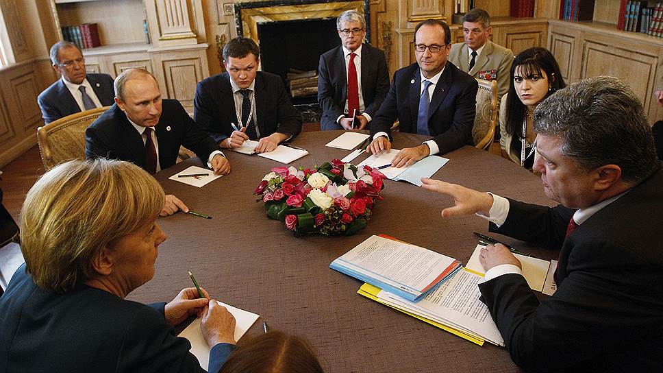 Владимир Путин, Франсуа Олланд, Петр Порошенко и Ангела Меркель сошлись на том, что встречу контактной группы в Минске надо провести как можно скорее