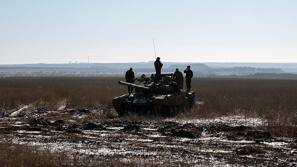 Появились первые признаки и того, что сдача Дебальцево может иметь далеко идущие внутриполитические последствия для Украины. В версию президента Порошенко о «плановом отступлении», судя по всему, мало кто верит даже в Киеве