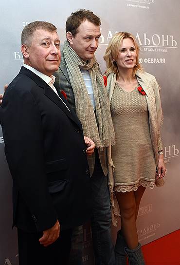 Актер Марат Башаров (в центре) и продюсер Елизавета Круцко (справа) на премьере фильма &amp;quot;Батальонъ&amp;quot;