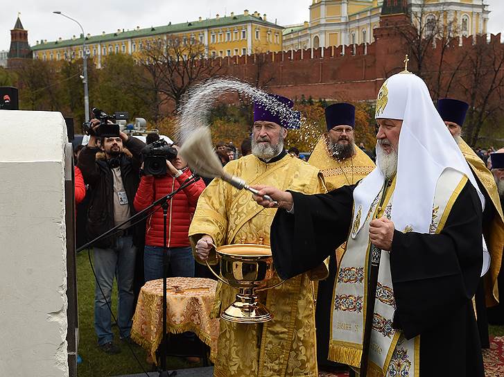 Патриарх Московский и всея Руси Кирилл (справа) во время церемонии открытия закладного камня на месте установки памятника святому равноапостольному князю Владимиру на Боровицкой площади