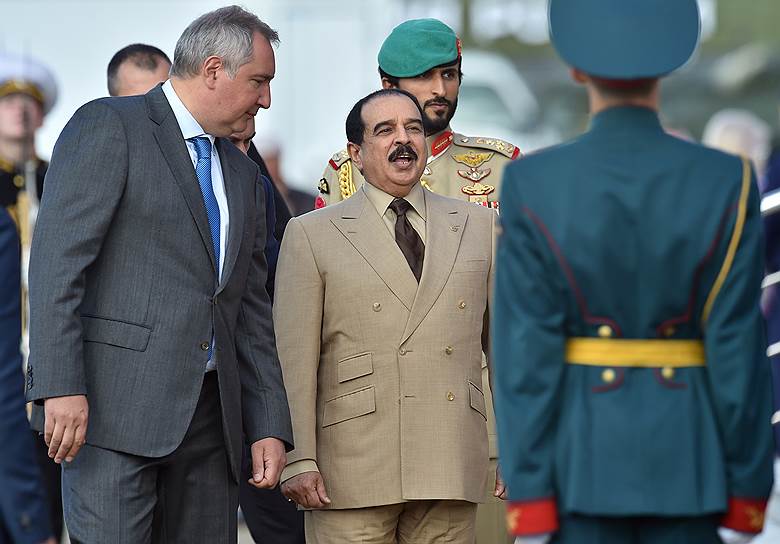 Заместитель председателя правительства России Дмитрий Рогозин (слева) и король Бахрейна Хамад бен Иса аль-Халифа