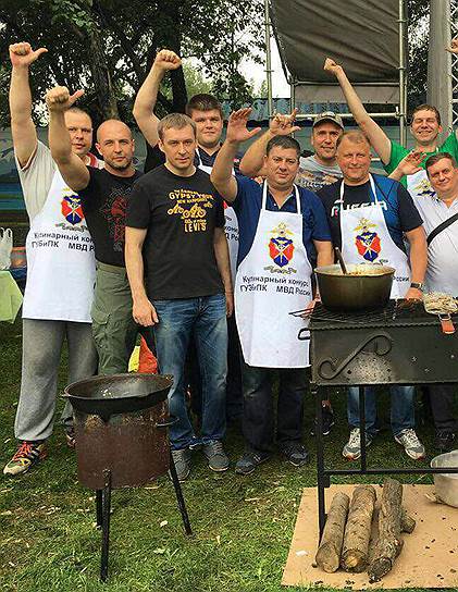 Скандал вокруг Дмитрия Захарченко (крайний слева в нижнем ряду) может привести не только к отставке начальника ГУЭБиПК Андрея Курносенко (крайний справа), но и к ликвидации всего главка