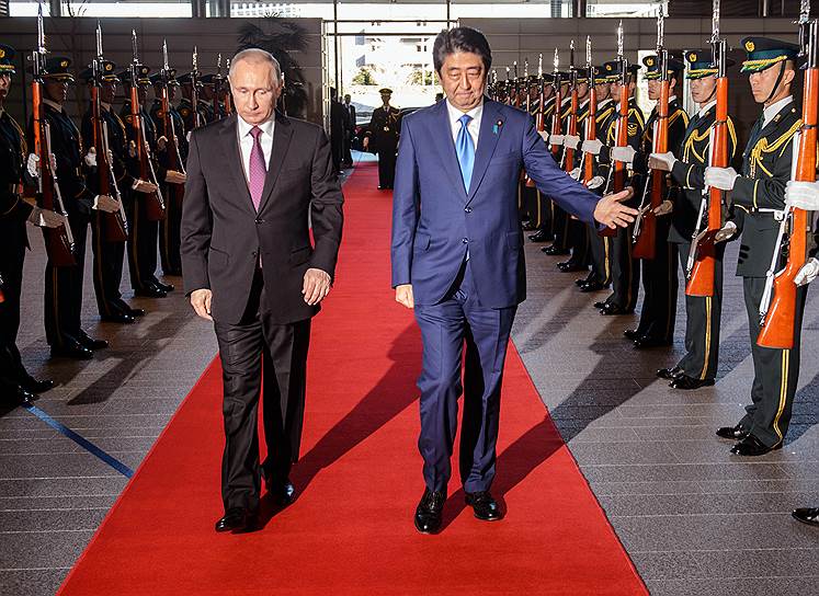 Президент России Владимир Путин и премьер-министр Японии Синдзо Абэ (справа)