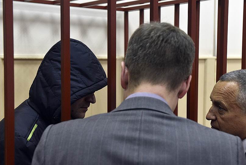 Руководитель полетов аэропорта «Внуково» Роман Дунаев (слева)