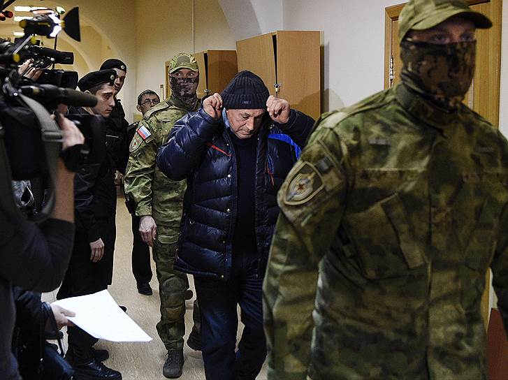 Бывшему главе Удмуртии Александру Соловьеву (в центре) не удалось упросить суд отправить его под домашний арест